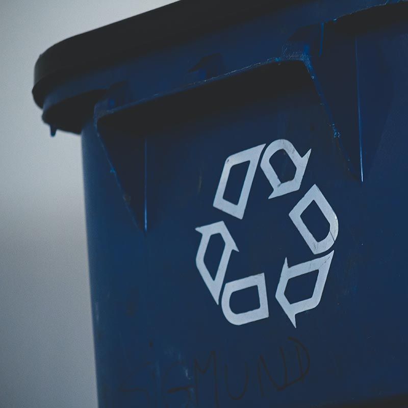 Nahaufnahme einer blauen Recyling-Tonne