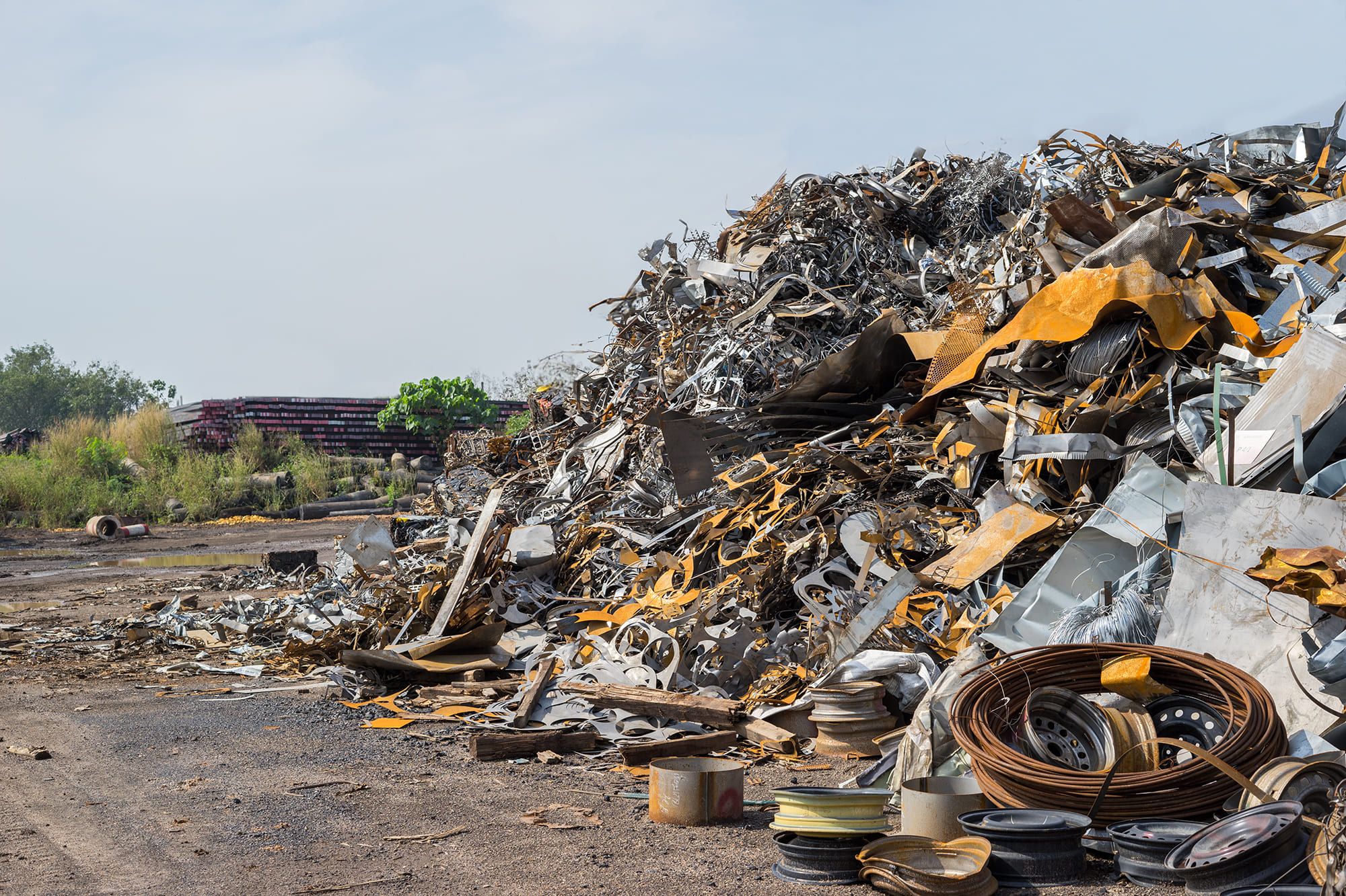 Großer Haufen aus Metallschrott mit Blechen, Drähten und Rostteilen